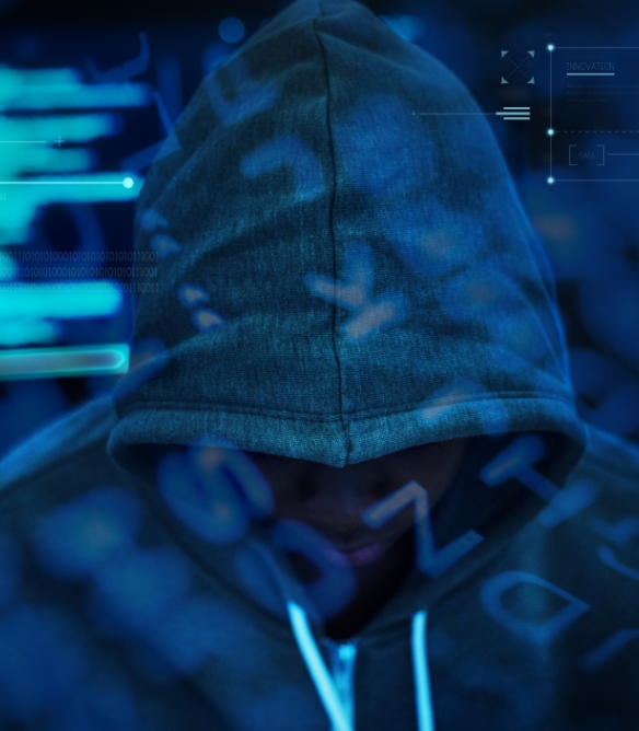 Hacker, der im dunklen agiert - sichern Sie sich ab vor Diebstahl im Internet